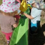Spielen im Garten bei Däumelinchen Kindertagesplege in Essen