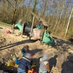Kinder sind unterwegs in der Natur in Essen