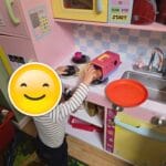 Ein Kind spielt bei der Däumelinchen Kindertagespflege in Essen Heisingen